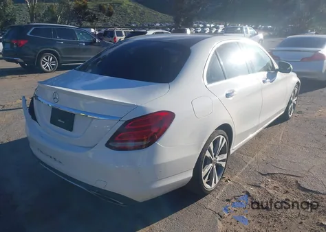 2017 Mercedes-Benz C 300 из США, поврежденный, VIN 55SWF4JB9HU234276